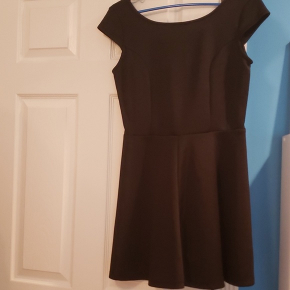 Snap Dresses & Skirts - ● Structured, Cap-Sleeve Mini Dress ● Size L Snap Dresses & Skirts - ● Structured, Cap-Sleeve Mini Dress ● Size L
